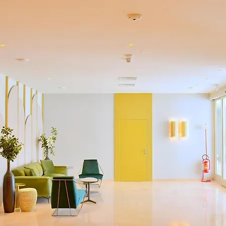 Stylish Beachfront Flat In With Pool * ビビオーネ