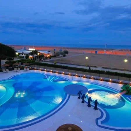 Stylish Beachfront Flat In With Pool アパート