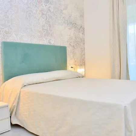 Stylish Beachfront Flat In With Pool アパート