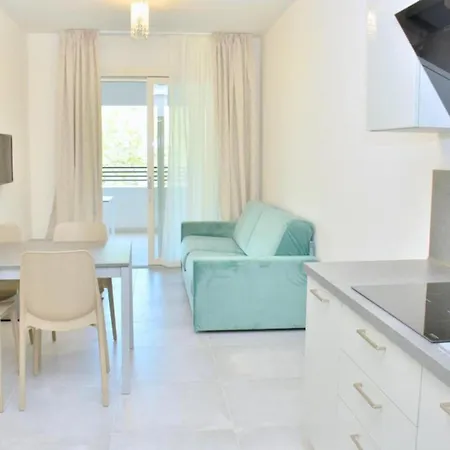 Stylish Beachfront Flat In With Pool アパート *