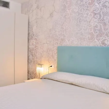Stylish Beachfront Flat In With Pool アパート ビビオーネ